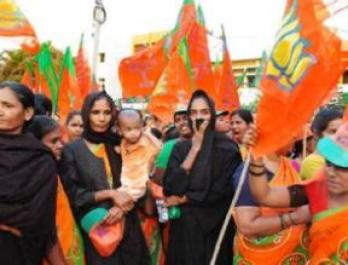 Tirupati Muslims demonstrate against the Muslim university being built on temple land.