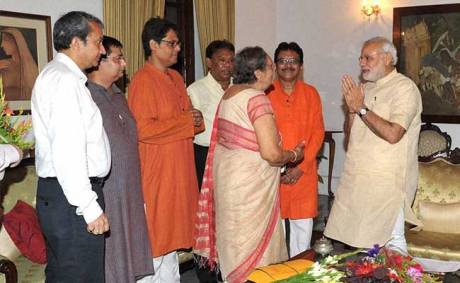 Narendra Modi with Bose family members in Kolkata (May 2015)
