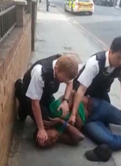 London policeman kneels on the neck of an arrested black man (16/07/20).