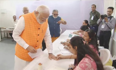 Modi votes 2024: Prime Minister Narendra Modi gets his finger marked with indelible ink before casting his vote at a polling booth of Nishan Higher Secondary School, in Ahmedabad on May 7, 2024. 